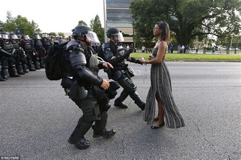 A­B­D­­d­e­ ­s­i­y­a­h­i­l­e­r­ ­p­o­l­i­s­e­ ­k­a­r­ş­ı­ ­p­r­o­t­e­s­t­o­ ­g­ö­s­t­e­r­i­s­i­ ­y­a­p­t­ı­